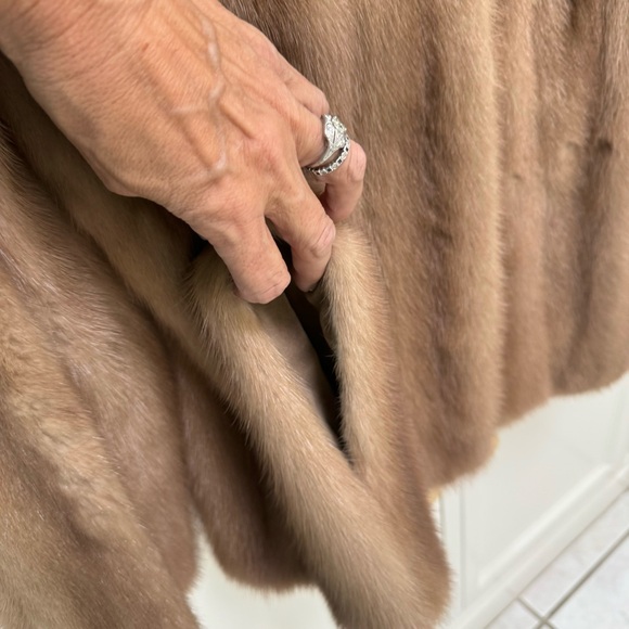 Mink Fur Coat, by Normart’s of Fresno, Calif - Picture 6 of 13